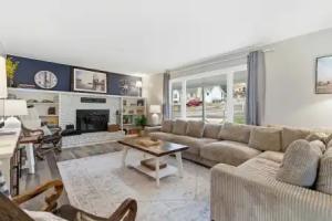 Branson Downtown Beauty - 4 BDR Home Sleeps 15 Apartments, Branson