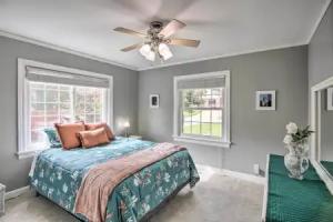 Charming Bungalow w/ Furnished Deck! Cottage, Tulsa