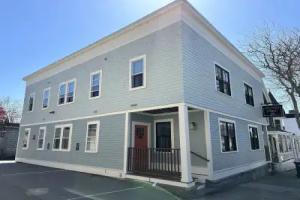 Bright 1 Bed/1 Bath On Historic Pelham St - Unit 2 1 Bedroom Home, Newport