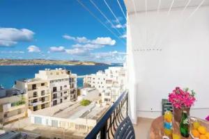 Seashells Apartment with sea view terrace with romantic sunsets, Qawra