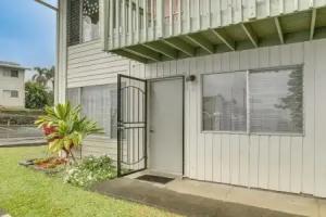 < 1 Mi to Dtwn: Comfy Condo w/ Pool Access Apartments, Hilo