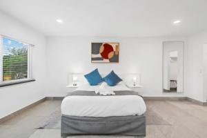 Unique Retreat - Unit C: Charming 2nd-floor Escape Apartments, Boca Raton