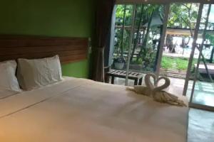 Apple Beachfront Resort, Trat City