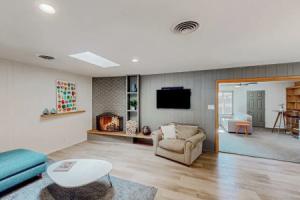 Dog-friendly Home w/ Backyard Tourist base, Lubbock