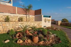 Mountainside Villa With Private Pool and Kids Playground Walk to Restaurant, Plakias