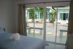 Charlie's Bungalows, Ko Si Chang