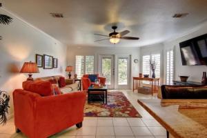 Guadalupe River Nut House Ww I203 2 Bedroom Condo by RedAwning, New Braunfels
