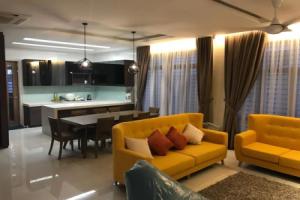 Karen's Home - 3 storey Semi-D in Penang Island Apartments, Batu Ferringhi