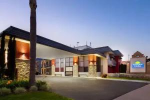 Days Inn & Suites by Wyndham Anaheim at Disneyland Park, Anaheim