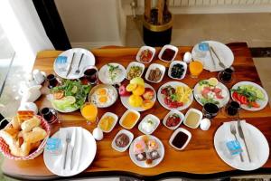 The Skylind Hotel, Van