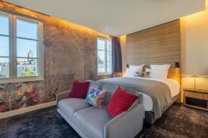 Les Trésorières, Tours