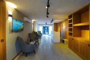 Moon Suites, Lara