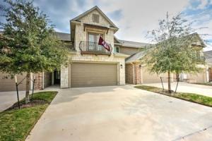 College Station Townhouse w/ Private Patio, College Station