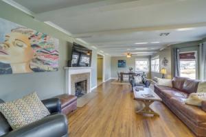 Tulsa Home w/ Yard: 5 Mi to Downtown! Tourist base, Tulsa