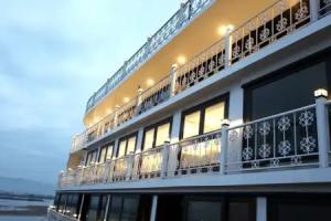 UniCharm Cruise, Halong
