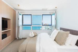 Luxurious Apt W Panoramic Sea View - 75m Apartments, Tel Aviv