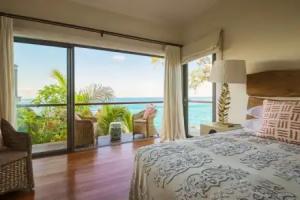 Sea Monkey Hotel, Glacis