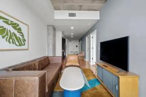 Rainey St Condo | Heated Pool | Gym | Bar | DT ATX Apartments, Austin