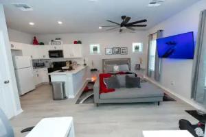 Pet Friendly Modern Zen Studio Retreat W/ Hot Tub! Home by RedAwning, Orlando