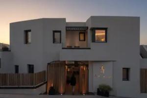 Apikia Santorini Suites - Adults Only, Pirgos
