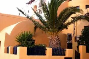 Antithesis Hotel, Fira