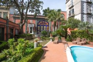 Costantinopoli 104, Naples