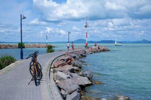 Lake Side Luxury – Steps to the Lake Lela Apartments, Balatonlelle