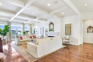 The Arrive Vista Estate Above Lake 5 Bedroom Home, Austin
