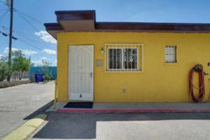 < 1 Mi to University Medical Center: Apt Apartments, El Paso