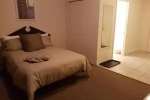 Cozy Little Studio by Amazing Property Rentals, Ottawa