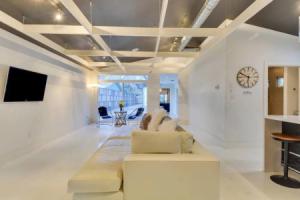 Ultimate Escape w/ Basketball Court by Domio Hotel, Austin