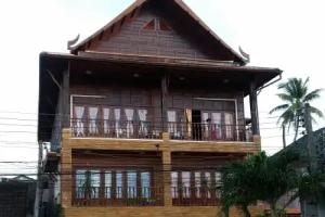 Beau and Blonde House, Kamala
