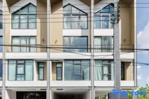 Bangkok Four-Bedroom Single Family Villa [near Sangtai Shopping Center + Royal Park], Bang Na