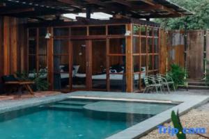 Adirek Pool Villa, Trang