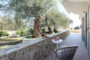 Verde Olive Three-Bedroom Holiday Home by Konnect, Ypsos