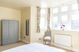 Whitefield Charm Cozy 2 Bedroom Apartment Sleeps 8, Manchester