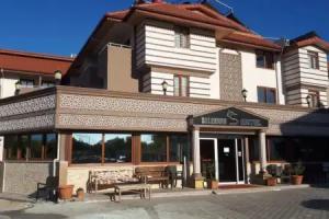 Selenium Hotel, Side
