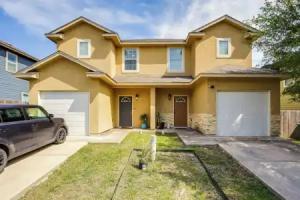 San Antonio Townhome ~ 2 Mi to Aquarium! Apartments, San Antonio