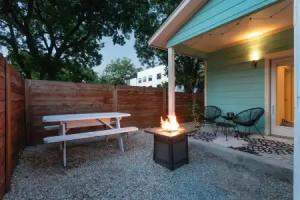 Upstay Entertainment Hub w Games & Outdoor Firepit Tourist base, Austin