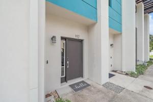 Cityscape Retreat 2 Bedroom Townhouse by RedAwning, Sarasota