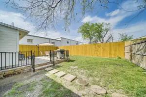 Sunny Home Near Downtown: Pets Welcome Tourist base, San Antonio