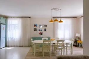 Adorable 3 bedroom home next to the beach, Kara-Oy