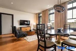2BR Vibrant Stay Steps to French Quarter | The Mayfair Mini-hotel, New Orleans
