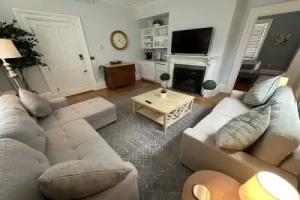 Spacious Suite 1 Bed/ 1 Bath/ Pullouts Sofas - Unit 5 1 Bedroom Apts, Newport