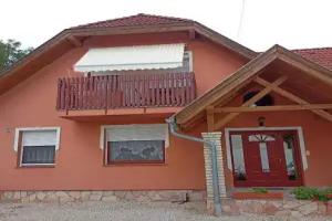 Lívia Apartman, Buk