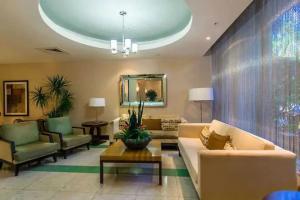 The Tides on Apartments, Hollywood