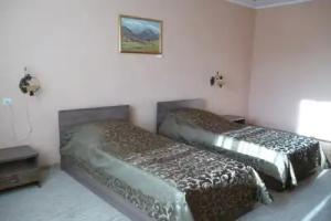 Erney Laz Hotel, Shaian