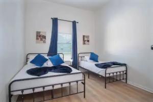Bright and Clean 3 Bedroom Near Fun Riverwalk!, San Antonio