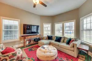 Artsy Bungalow w/ Yard in Dtwn Cottage, San Antonio