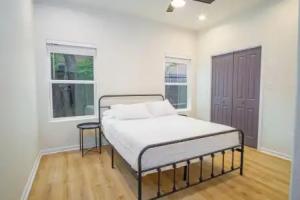 Stunning Elegance 4br/2.5 BA Near Vibrant Downtown Tourist base, San Antonio